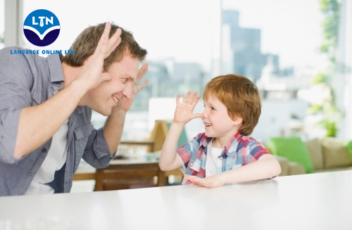 BỐ MẸ THÔNG THÁI LỰA QUÀ CHO CON NHƯ THẾ NÀO?